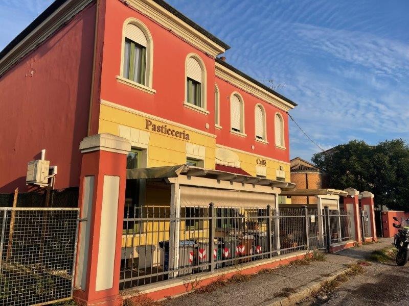 Fondo commerciale in affitto a Pontelagoscuro, Ferrara (FE)