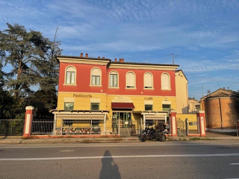 Fondo commerciale in affitto a Pontelagoscuro, Ferrara (FE)